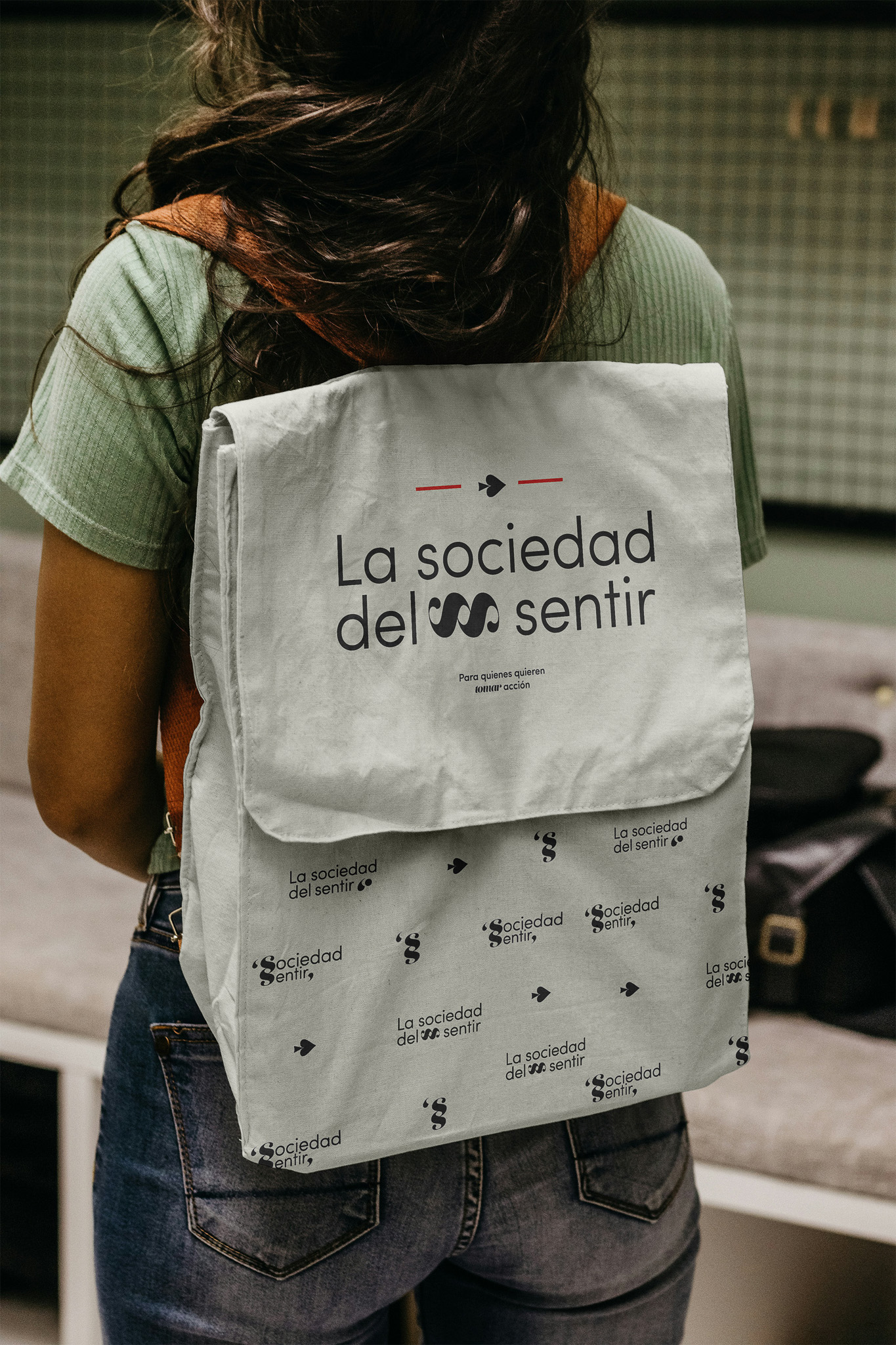 Free Canvas Backpack Mockup-2